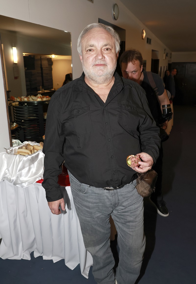 Představitel mazaného Lumíra Nykla ze seriálu Ulice je ukázkovým příkladem, jak může člověk snadno zhubnout a ještě rychleji nabrat kila zpět. Svůj boj s váhou Václav Svoboda odstartoval v roce 2009. Štvalo ho, že kostymérky Ulice musejí Lumírovi přešívat kostýmy. Do schodů prý funěl a bolely ho klouby. A tak s producentem Michalem Reitlerem uzavřel sázku, že s kily navíc zatočí. Pokud by do tří měsíců neshodil dvanáct kilogramů, musel by se přebarvit na blond. I když to prý byla opravdová řehole, nakonec se mu podařilo zhubnout rovnou šestnáct kilogramů. Pracně vypocená kila ale brzy nabral zpět. A tak po čase zahájil další hubnoucí etapu.