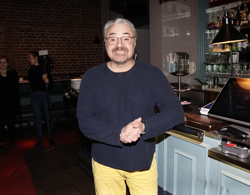 Tolikrát se pral s ručičkou na váze, že by dnes sám mohl rozdávat rady, jak zatočit s přebytečnými kilogramy. Herec Martin Zounar, který ztvárnil postavu Boba v oblíbené Ordinaci v růžové zahradě, má opravdu bohaté zkušenosti s častými výkyvy hmotnosti. "Vypapal" se téměř ke 130 kilogramům. Zatímco dřív neváhal vyzkoušet jakoukoli "zaručenou" dietu, pak už raději vsadil na odbornou pomoc. Nechal si sestavit jídelníček na míru a k tomu zařadil pravidelný pohyb. Výsledky na sebe nenechaly dlouho čekat a herec se vrátil k normální váze. Své zkušenosti tehdy sepsal do knihy Jíst, či nejíst – To je, oč tu běží. Ani poté se však jeho váha neustálila a znovu nějaká kila přibral. Nyní je ve fázi, kdy je opět pracně shazuje. O svých pokrocích pak pravidelně informuje své příznivce na sociálních sítích.