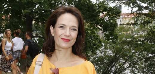 Herečka Tereza Kostková, jedna z nejkultivovanějších tváří českého showbyznysu, slaví 14. června kulaté padesátiny. K narozeninám jí jistě poblahopřeje její manžel, režisér a scenárista Jakub Nvota, i její syn Antonín Kracik. Zdali se ke gratulacím připojí i její první manžel a otec jejího syna Petr Kracik, to je ve hvězdách. Jejich vztah však patřil mezi ty vášnivé a spalující. Poznali se už v devadesátých letech, ale ke svatbě došlo až v roce 2006, když byla Kostková těhotná. Zatímco pro herečku to byla první svatba, Kracik stál před oltářem potřetí. Manželství už v roce 2013 dostihla krize a žili odděleně. Nebyl v tom prý ale nikdo třetí. Mráčky se zanedlouho rozplynuly a dvojice se objevila bok po boku ve společnosti. Nakonec se ale vztah nepodařilo zachránit a došlo k rozvodu. V roce 2018 se Kostková tajně provdala za Jakuba Nvotu. I v souvislosti s jejím druhým manželstvím se tu a tam objeví spekulace o krizi. Nic však nenasvědčuje tomu, že by měl jejich vztah trhliny. A jestliže má, oba to dokonale tají. 