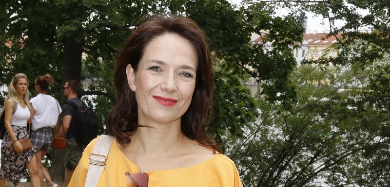 Herečka Tereza Kostková, jedna z nejkultivovanějších tváří českého showbyznysu, slaví 14. června kulaté padesátiny. K narozeninám jí jistě poblahopřeje její manžel, režisér a scenárista Jakub Nvota, i její syn Antonín Kracik. Zdali se ke gratulacím připojí i její první manžel a otec jejího syna Petr Kracik, to je ve hvězdách. Jejich vztah však patřil mezi ty vášnivé a spalující. Poznali se už v devadesátých letech, ale ke svatbě došlo až v roce 2006, když byla Kostková těhotná. Zatímco pro herečku to byla první svatba, Kracik stál před oltářem potřetí. Manželství už v roce 2013 dostihla krize a žili odděleně. Nebyl v tom prý ale nikdo třetí. Mráčky se zanedlouho rozplynuly a dvojice se objevila bok po boku ve společnosti. Nakonec se ale vztah nepodařilo zachránit a došlo k rozvodu. V roce 2018 se Kostková tajně provdala za Jakuba Nvotu. I v souvislosti s jejím druhým manželstvím se tu a tam objeví spekulace o krizi. Nic však nenasvědčuje tomu, že by měl jejich vztah trhliny. A jestliže má, oba to dokonale tají. 