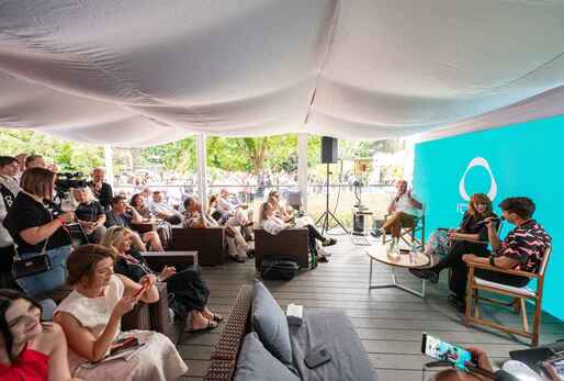 IQOS LOUNGE na KVIFF zve na letní program plný hudby, inspirace a novinek
