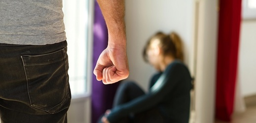 Násilí v partnerských vztazích se zpravidla odehrává skrytě, mimo pozornost okolí.