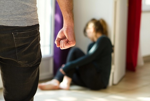 Násilí v partnerských vztazích se zpravidla odehrává skrytě, mimo pozornost okolí.