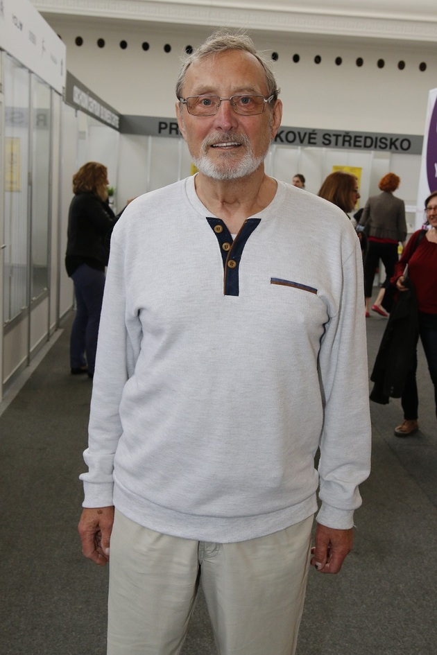 Herec Ladislav Frej, známý z divadla, filmu i televize, byl v průběhu svého života čtyřikrát oficiálně ženatý. První tři svazky byly spíše kratší a postupně vyústily v rozvod. Ženatý byl s herečkou Gabrielou Wilhelmovou a Evelynou Steimarovou. Frej nikdy neskrýval, že jeho povaha, pracovní vytížení i náročné životní období hrály v rozpadech vztahů významnou roli. Jeho nejdelší manželství bylo s herečkou Věrou Galatíkovou. Společně tvořili silný pár a vychovali dvě děti – dceru Kristýnu a syna Ladislava. Byli spolu dlouhých šestatřicet let, až do roku 2007, kdy Galatíková po těžké nemoci zemřela. Po smrti své osudové lásky žil dvanáct let s partnerkou Gabrielou Mrkvicovou, kterou si rovněž přál pojmout za manželku. Bohužel se tento plán nenaplnil. Mrkvicová zemřela na rakovinu – stejnou nemoc, která mu vzala i Věru Galatíkovou. Po bolestných ztrátách však herec na lásku nezanevřel a dnes je po jeho boku žena, jejíž identitu prozatím tají.