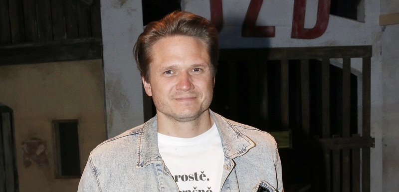 Jako by syn Radoslava Brzobohatého šel cíleně ve stopách svého slavného otce. I mladý hudebník Ondřej Brzobohatý má za sebou už tři manželství. Na rozdíl od svého tatínka však ani v tom třetím nesetrval až do konce a nedávno ohlásil, že se s moderátorkou Danielou Brzobohatou budou rozvádět. Předtím byl ženatý s vítězkou soutěže Miss World 2006 Taťánou Kuchařovou. Jeho první ženou pak byla produkční Johana Indráková. Muzikantova maminka Hana Gregorová si ho nyní veřejně dobírá, že si ze svateb a rozvodů udělal tak trochu koníček. Zda se někdy odhodlá ke čtvrtému manželství, ukáže až čas.