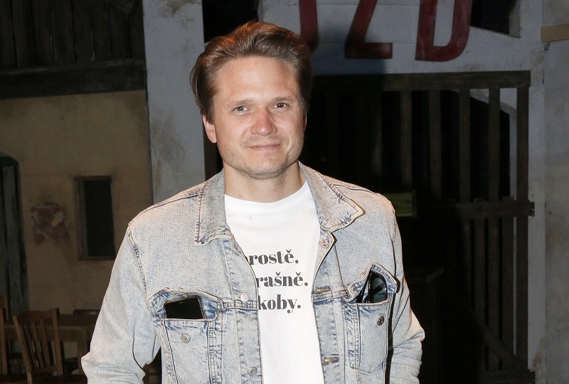 Jako by syn Radoslava Brzobohatého šel cíleně ve stopách svého slavného otce. I mladý hudebník Ondřej Brzobohatý má za sebou už tři manželství. Na rozdíl od svého tatínka však ani v tom třetím nesetrval až do konce a nedávno ohlásil, že se s moderátorkou Danielou Brzobohatou budou rozvádět. Předtím byl ženatý s vítězkou soutěže Miss World 2006 Taťánou Kuchařovou. Jeho první ženou pak byla produkční Johana Indráková. Muzikantova maminka Hana Gregorová si ho nyní veřejně dobírá, že si ze svateb a rozvodů udělal tak trochu koníček. Zda se někdy odhodlá ke čtvrtému manželství, ukáže až čas.