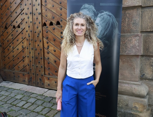 Nedílnou součástí image producentky Olgy Menzelové jsou bezesporu brýle. Zároveň se Menzelová řadí mezi takzvané ambasadorky přirozenosti. Přírodní vzhled preferuje před snahou vypadat mladší. A stejnou politiku razí i při výběru brýlí. Sází na jemnou promyšlenost a lehkost. Obroučky má nejraději v neutrálních tónech, které se skvěle snoubí s její přirozenou ženskostí. Na oči tak nejčastěji nasazuje brýle s obroučkami v růžových, olivových nebo champagne tónech, které podle ní neruší outfi t, ale jemně ho pozvednou. Mezi nejoblíbenější tvary producentky patří ty kočičí.