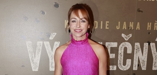  Tatiana Dyková patří mezi nejúspěšnější české herečky a 13. července ji čekají 48. narozeniny. O jejích oslavách se na sociálních sítích nedozvíte, protože je Tatiana Dyková nepoužívá, a to ani k sebeprezentaci v rámci své profese. Tu by také klidně ihned vyměnila za jinou. "Teď se mě někdo ptal, jestli bych si v příštím životě zvolila jiné povolání. Já jsem říkala, že už bych si ho zvolila teď. To ale není nevděkem nebo tím, že bych byla znuděná. Spíš jsem opravdu nasycená. A přijde mi, že ten život strašně rychle běží a ještě bych si vyzkoušela něco jiného," svěřila se herečka v rozhovoru pro Seznam Zprávy. A skutečně už vyhlíží nový kšeft – bude předávat své zkušenosti mladým hercům. Budoucí pedagožka je také trojnásobná máma, a tak ji doma jistě čeká velká oslava společně se syny a manželem Vojtěchem Dykem.