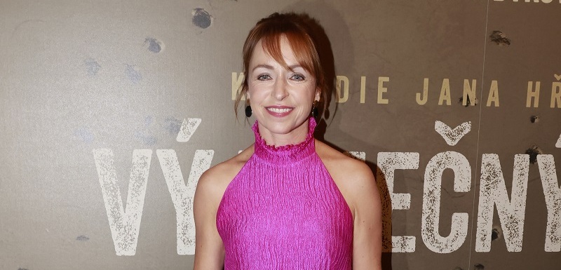  Tatiana Dyková patří mezi nejúspěšnější české herečky a 13. července ji čekají 48. narozeniny. O jejích oslavách se na sociálních sítích nedozvíte, protože je Tatiana Dyková nepoužívá, a to ani k sebeprezentaci v rámci své profese. Tu by také klidně ihned vyměnila za jinou. "Teď se mě někdo ptal, jestli bych si v příštím životě zvolila jiné povolání. Já jsem říkala, že už bych si ho zvolila teď. To ale není nevděkem nebo tím, že bych byla znuděná. Spíš jsem opravdu nasycená. A přijde mi, že ten život strašně rychle běží a ještě bych si vyzkoušela něco jiného," svěřila se herečka v rozhovoru pro Seznam Zprávy. A skutečně už vyhlíží nový kšeft – bude předávat své zkušenosti mladým hercům. Budoucí pedagožka je také trojnásobná máma, a tak ji doma jistě čeká velká oslava společně se syny a manželem Vojtěchem Dykem.