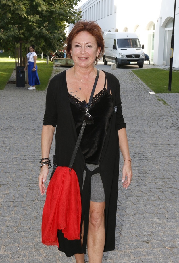 Herečka Ilona Svobodová dokazuje, že s tetováním se dá začít v každém věku. Své vůbec první trvalé zdobení kůže si totiž nadělila až jako dárek k padesátým narozeninám. Stala se tak první členkou své rodiny, která tomuto specifickému trendu propadla. Dnes její tělo zdobí hned několik originálních motivů, z nichž některé si dokonce sama navrhla. Mezi ty nejvýraznější patří hejno letících ptáků, které hrdě ukazuje ve svém dekoltu. Další velmi osobní obrázek na kůži jí vytvořila přímo její dcera Adéla. Cesta za vysněnými motivy se však neobešla bez komplikací, protože po jednom zákroku prodělala silnou alergickou reakci. Kvůli zdravotním potížím musela dokonce brát antibiotika, ale ani to ji od dalšího tetování neodradilo.