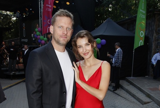 Jakub Prachař a Sara Sandeva jsou manželé. 