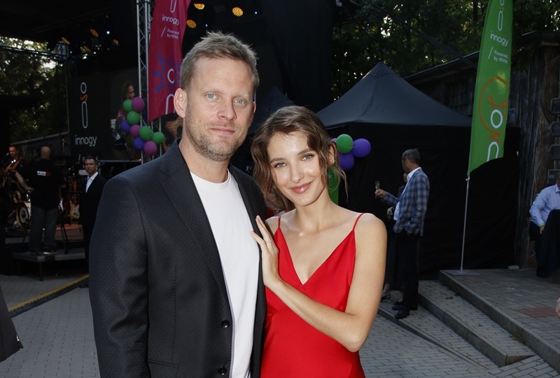 Jakub Prachař a Sara Sandeva jsou manželé. 