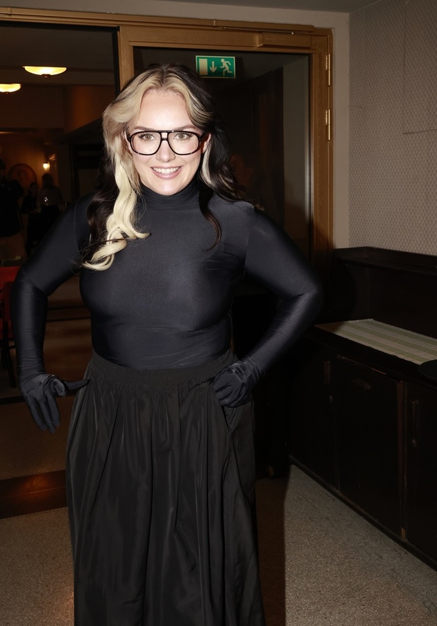 Zpěvačka Ewa Farna, jíž bude 12. srpna 33 let, odstartovala svou kariéru už v roce 2012 a dnes patří k nejoblíbenějším ne jen u nás, ale i v Polsku. Mediální tlak a pozornost, kterou upírá veřejnost na její postavu, jsou stejné v obou zemích. Farna sice působí tak, že je nad věcí a z hejtrů si nic nedělá, ale před nedávnem přiznala, že skončila v péči terapeutů. Farna se stala symbolem přirozenosti. Na sociálních sítích sdílí fotky bez filtru, mluví o psychické pohodě a otevřeně přiznává, že dokonalost je nuda. I přes povinnosti mámy a manželky jede Farna na plný plyn a sbírá jeden úspěch za druhým.