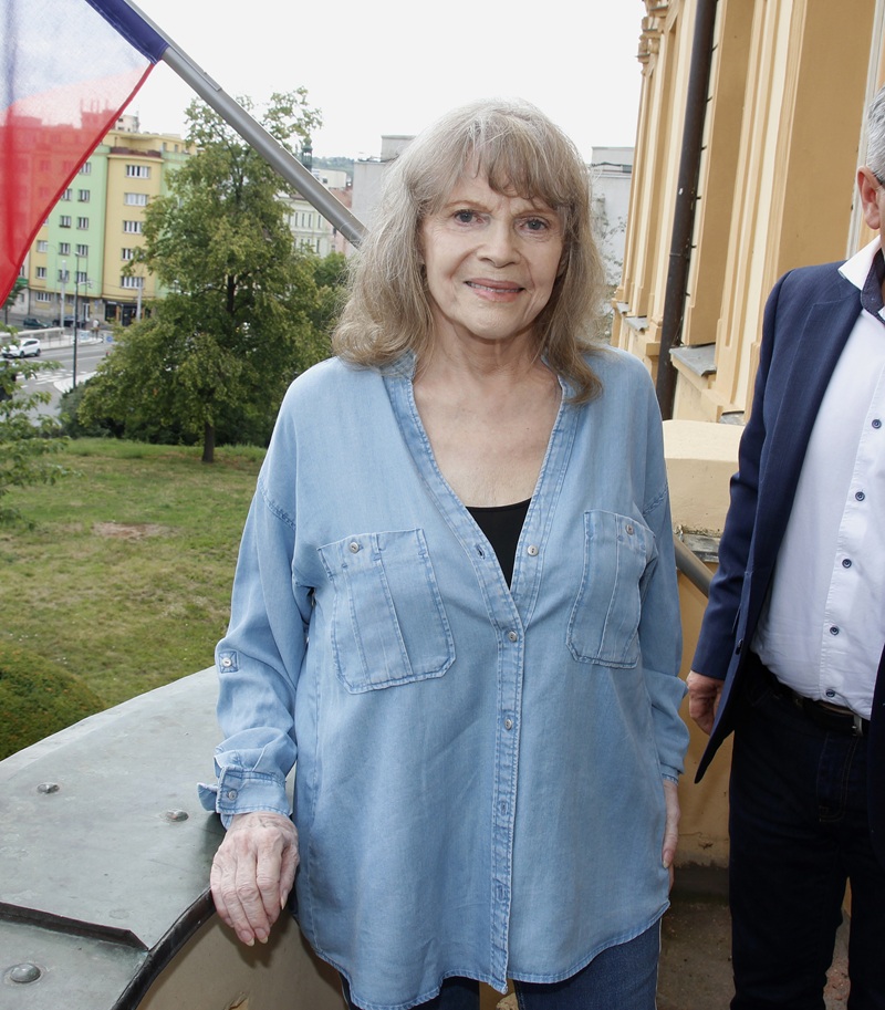 Královna českého jazzu a swingu Eva Pilarová by měla 9. srpna 87. narozeniny. Zpívat začala už jako malá v chrámovém sboru. Její kroky vedly na JAMU, kde studovala operní zpěv. Po roce však odešla, protože ji lákal jazz, swing a divadlo Semafor. Právě tam vznikl legendární duet Ach, ta láska nebeská, který ji katapultoval mezi největší hvězdy. Právem se tak stala čtyřnásobnou držitelkou Zlatého slavíka. Přestože její talent jí záviděly zpěvačky napříč generacemi, sama si ničila hlas kouřením. Denně zvládla až dvacet cigaret. Pilarová má od roku 2009 i svou hvězdu, a to v souhvězdí Lyry. Jmenuje se Pilarka a pojmenoval ji tak Jiří Suchý.