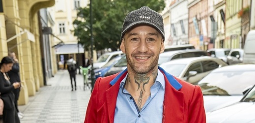 Finalista prvního ročníku Česko hledá SuperStar a rodák z Děčína Sámer Issa oslaví 7. srpna 41. narozeniny. V soutěži využil nejen svůj pěvecký talent, ale i orientální charisma. Jeho otec je Syřan, matka Češka a on prožil své dětství v Damašku. Ačkoli se mu v hudební branži dařilo, jeho soukromý život byl poněkud bouřlivý. Za jeho nejkontroverznější vztah se dá považovat ten s Agátou Hanychovou, který sám označil za intenzivní, komplikovaný a formující. Nedávno však ohlásil zásnuby s partnerkou Lucií Junkovou, jimiž veřejnost překvapil. K zásadnímu životnímu kroku se totiž odhodlal po půl roce vztahu. Snad už nyní našel své štěstí.