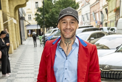 Finalista prvního ročníku Česko hledá SuperStar a rodák z Děčína Sámer Issa oslaví 7. srpna 41. narozeniny. V soutěži využil nejen svůj pěvecký talent, ale i orientální charisma. Jeho otec je Syřan, matka Češka a on prožil své dětství v Damašku. Ačkoli se mu v hudební branži dařilo, jeho soukromý život byl poněkud bouřlivý. Za jeho nejkontroverznější vztah se dá považovat ten s Agátou Hanychovou, který sám označil za intenzivní, komplikovaný a formující. Nedávno však ohlásil zásnuby s partnerkou Lucií Junkovou, jimiž veřejnost překvapil. K zásadnímu životnímu kroku se totiž odhodlal po půl roce vztahu. Snad už nyní našel své štěstí.