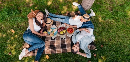 Krásný piknik si užijete v městském parku, u rybníka, na břehu řeky, v zámecké zahradě nebo na louce s výhledem do krajiny. 