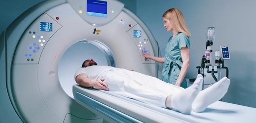 Protože přístroj vytváří velmi silné magnetické pole, je nutné před vyšetřením odložit všechny kovové předměty 