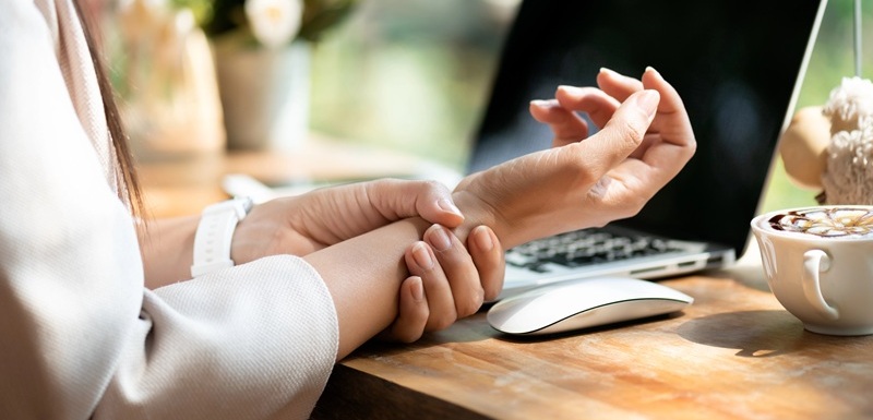 Syndrom karpálního tunelu nejčastěji postihuje osoby, které při práci vykonávají opakující se pohyby.