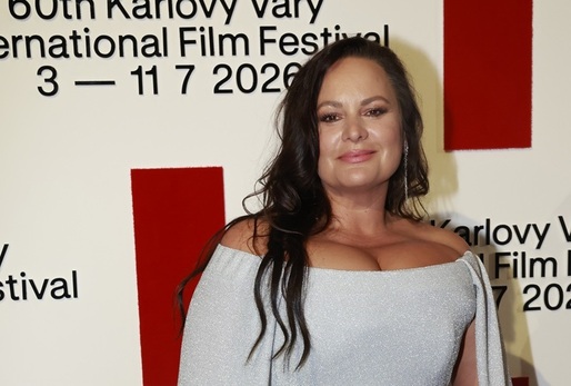 Jitka Čvančarová patří k nejvýraznějším českým herečkám, známým  svými přirozenými ženskými tvary a výrazným dekoltem. Její odvážné  róby pravidelně poutají pozornost médií i veřejnosti, zejména na festivalu v Karlových Varech. Výstřihy často rozdělují módní kritiky, ale pro mnoho žen je inspirací díky svému sebevědomí a přirozenosti. Své křivky i charisma úspěšně využila v řadě filmů a televizních seriálů.