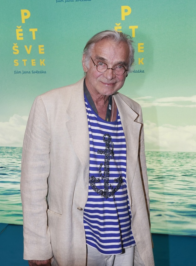 Oldřich Kaiser, legenda českého  filmu i divadla, je už roky známý  jako neúnavný kuřák, který se cigaret nevzdal ani ve chvílích, kdy  mu šlo o život. V roce 2019 pro dělal těžký infarkt, skončil na jednotce intenzivní péče a lékaři mu  jasně doporučili radikální změnu  životního stylu. Místo toho, aby típl poslední cigaretu, jen si odfrkl a pokračoval ve zlozvyku dál. Kouření ho provázelo i během pobytů  v protialkoholních léčebnách, kde byla cigareta často jeho  jedinou povolenou útěchou. Varování lékařů bere na lehkou váhu a tvrdí, že srdci nejvíc prospívá láska, erotika a občas cigáro. Svůj přístup měnit nehodlá. 
