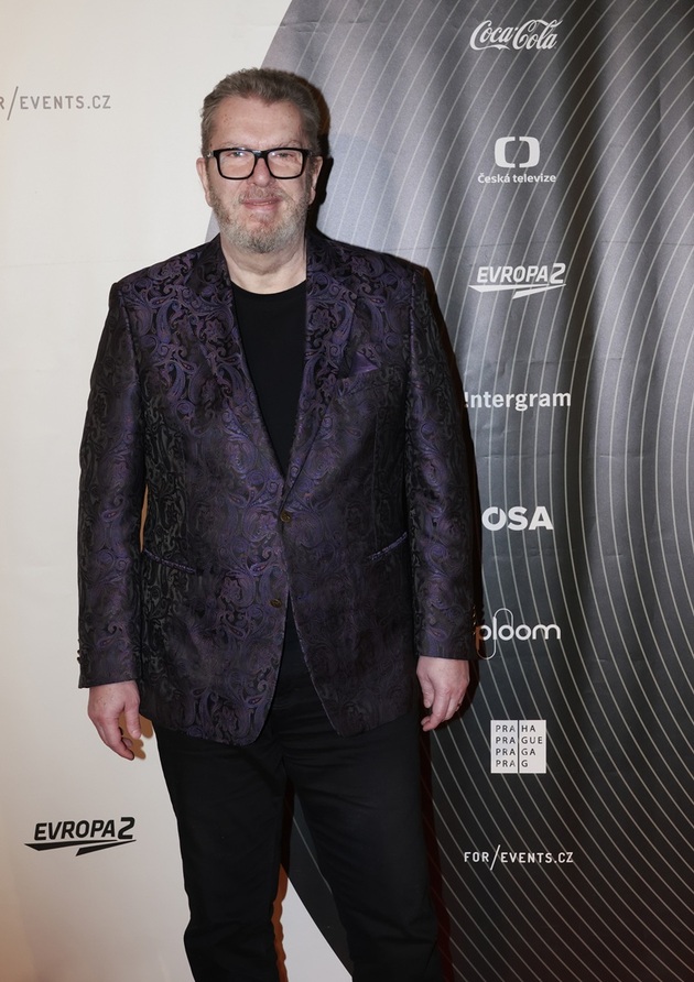Charismatický zpěvák s nezaměnitelným hlasem a výškou přes dva metry má za sebou fascinující životní příběh plný obrovských úspěchů i hlubokých osobních pádů. Richard Müller původně vystudoval scenáristiku a k hudbě se dostal jako novinář. Obrovský úspěch zaznamenal již v 80. letech se skupinou Banket, kterou proslavil nesmrtelný hit Po schodoch. Během své bohaté kariéry dokázal prodat přes milion hudebních alb a získal řadu prestižních ocenění. Jeho život však výrazně poznamenal otevřený boj s bipolární poruchou a bouřlivé období plné závislostí. Vedle hudebního nadání vyniká také jako fotograf, což dokazuje několik úspěšných autorských knih. Dnes žije Richard Müller klidnějším životem, stále koncertuje a pro fanoušky zůstává opravdovou žijící legendou, které bude 6. září 65 let.