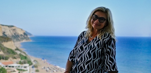 Herečka Jana Paulová poskytla SEDMIČCE krátký rozhovor přímo ze své dovolené na řeckém ostrově Korfu. Tam byla obklopena těmi nejbližšími a nesmírně si to užila. O nevšední zážitek se podělila i se svými fanoušky na sociální síti, kde k dojemnému videu připsala, že to byly její první prázdniny v šestičlenném složení. A napříč generacemi to prý byla parádní jízda. "Umíme spolu být a to je nejvíc," dojala spoustu sledujících.