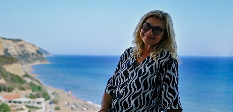Herečka Jana Paulová poskytla SEDMIČCE krátký rozhovor přímo ze své dovolené na řeckém ostrově Korfu. Tam byla obklopena těmi nejbližšími a nesmírně si to užila. O nevšední zážitek se podělila i se svými fanoušky na sociální síti, kde k dojemnému videu připsala, že to byly její první prázdniny v šestičlenném složení. A napříč generacemi to prý byla parádní jízda. "Umíme spolu být a to je nejvíc," dojala spoustu sledujících.