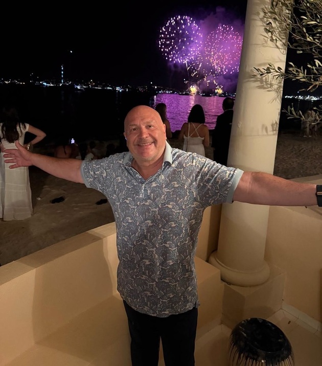 Oblíbený hitmaker Michal David patří k těm, kteří slaví narozeniny během letních prázdnin. A tak si z oslav udělal tradici. Už dvanáct let vyráží na stejné místo, do francouzského Saint-Tropez. Kromě narozeninových večírků si tam Michal David také odpočine a má jistotu, že si dovolenou pro daný rok řádně vybral. A proč právě tam? Důvod je poměrně úsměvný. V den jeho narozenin, tedy 14. července, mají Francouzi státní svátek připomínající dobytí Bastily, takže má David každoročně ohňostroj zadarmo.