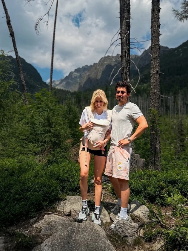 Na rozdíl od řady svých známých kolegů nevyrazil frontman kapely Mirai za odpočinkem příliš daleko. Jestli je to proto, že má novorozeného synka Jonatána, kterého Mirai Navrátil nechce vystavovat dlouhému cestování, není jasné. Jisté ale je, že si pobyt v sousedních Vysokých Tatrách celá rodina skvěle užila. Partnerka zpěváka však u fotografií z dovolené přiznala, že cestování s malým miminkem už není tak snadné jako dřív, když vyráželi s Miraiem jen ve dvou.