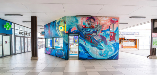 Traficon proměnil prodejnu u metra Háje v městský landmark. Fasádu ozdobil originální mural 